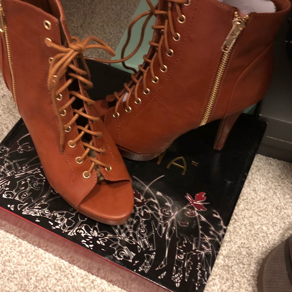 Tan Liliana Booties size 9